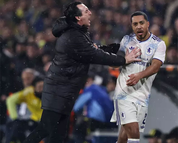 Unai Emery chỉ đạo quyết liệt cầu thủ Aston Villa tại Europa League.